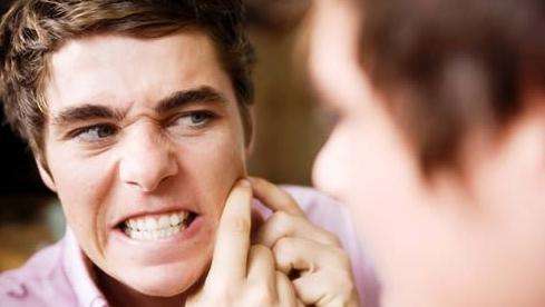 痘痘擠破了怎么辦 用手擠痘痘的危害有哪些